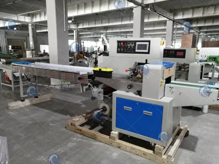 Flow Wrap Packaging Machine For Candy Bread Bagging 2 Bottom film feeding flow pack machine