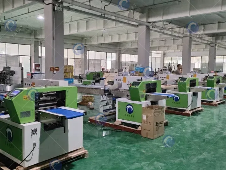 Flow Wrap Packaging Machine For Candy Bread Bagging 4 Candy wrapping machine factory