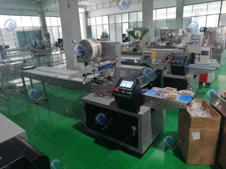 Flow Wrap Packaging Machine For Candy Bread Bagging 3 Top film feeding flow wrapper machine