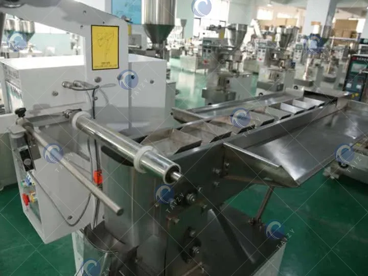 Máquina Envasadora Automática de Cubos para Pequeños Negocios de Snacks 1 Eje del film de la máquina envasadora de patatas fritas