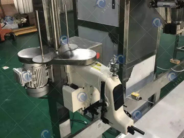 Sealing system of flour bagging machine