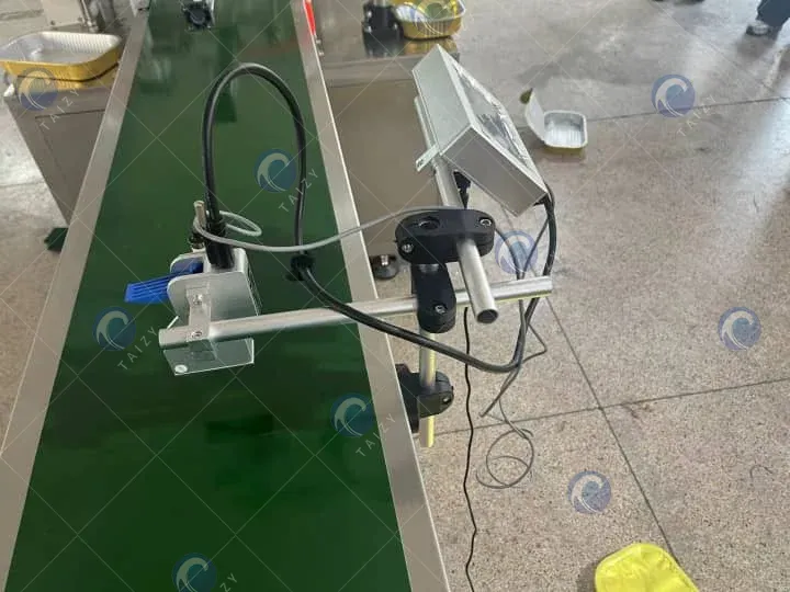 El codificador de la máquina de llenado y sellado de yogur