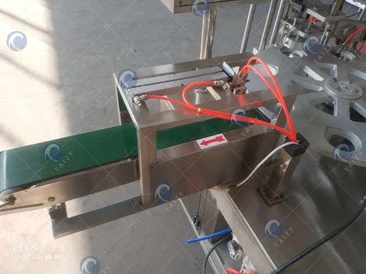 El transportador de la máquina de llenado y sellado de tazas rotativas