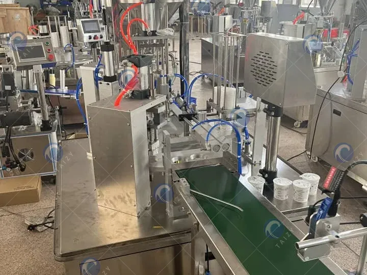 máquina de llenado y sellado de yogur