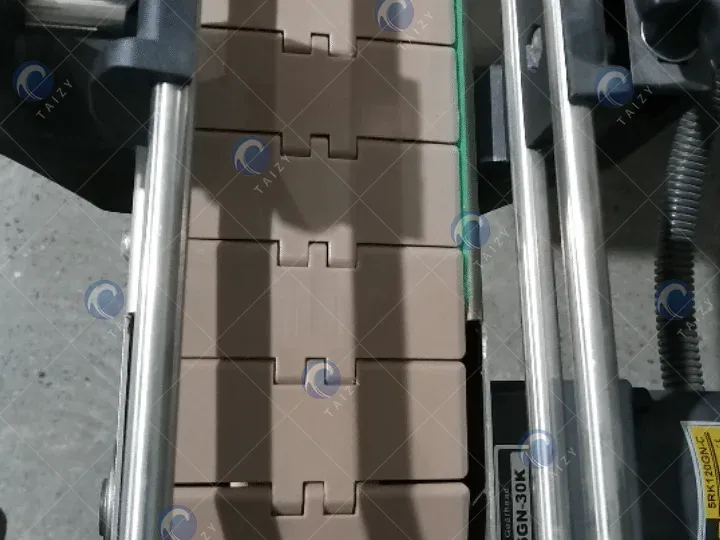 Automatic Liquid Bottle Filling Machine For Water Juice 5 Conveyor of automatic liquid filling machine