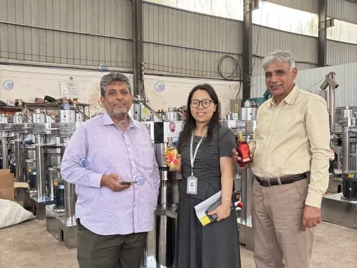 How To Choose The Best Liquid Filling Machine Manufacturer For Your Business Packaging? 3 Customers visit taizy packaging factory