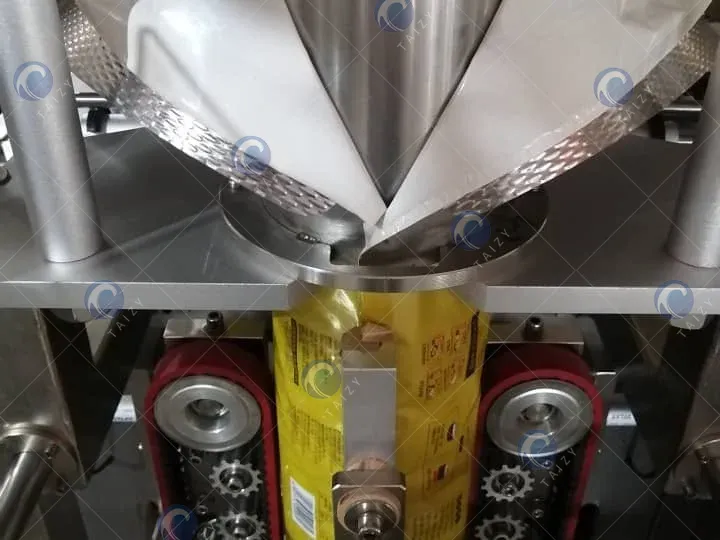 Efficient Detergent Powder Packing Machine For Washing Powder Filling 2 Lapel filling and sealed forming part of detergent powder pouch packing machine