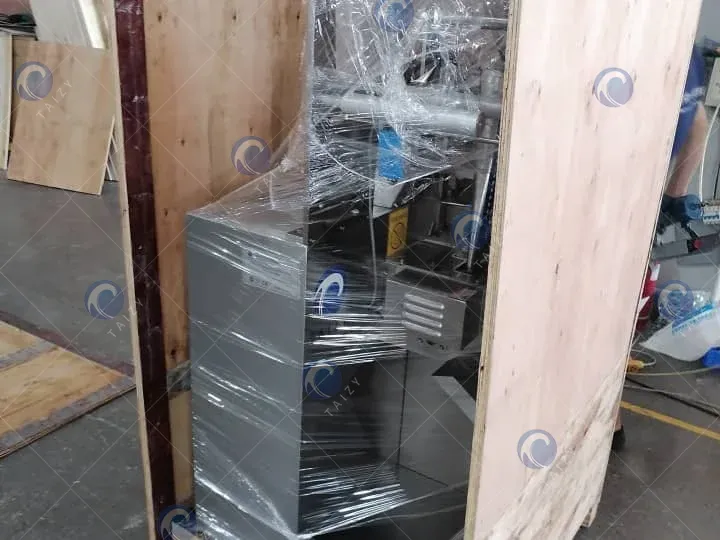 Strict packing of ice packaging machine