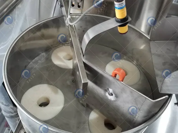 Commercial Popcorn Packaging Machine 3 Turntable feeding of popcorn packaging machine