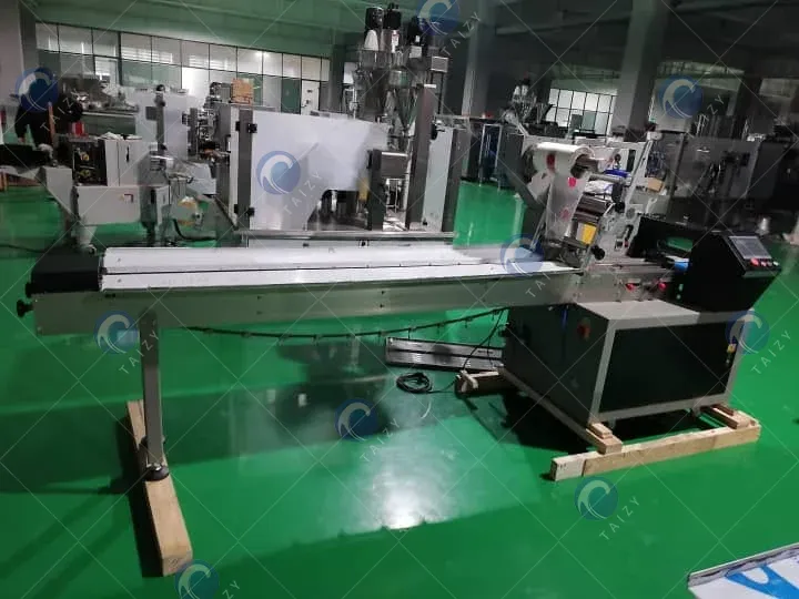 Bread packaging machine