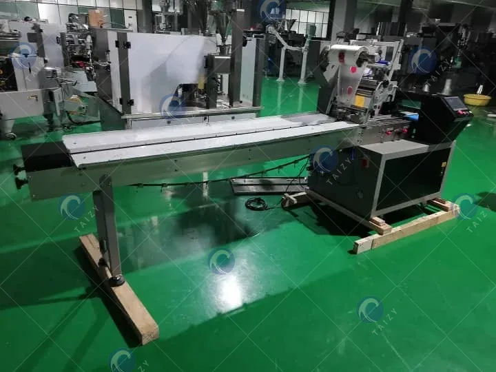 Flow pack packaging machine