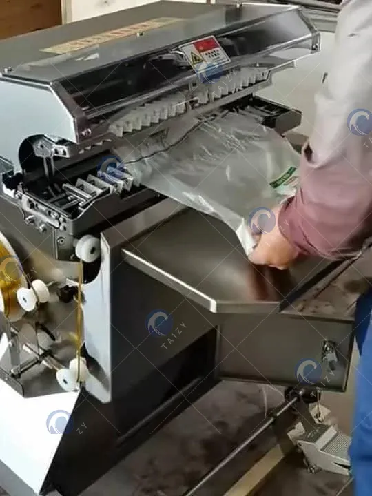 Тест машины для завязывания хлебных пакетов Тестирование машины для завязывания хлебных пакетов