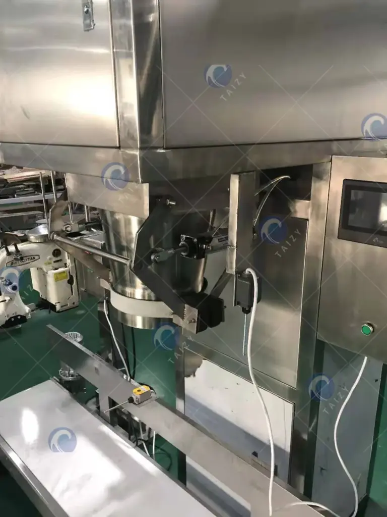 Filling system of pet food pellet packaging machine