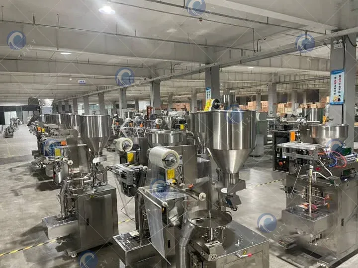 تستخدم آلة التغليف بالتقلص الحراري هذه آلة ختم على شكل حرف L وفرن تقليص حراري لتوفير تغليف نظيف، محكم، واحترافي للأطعمة، الصناديق، والمنتجات التجارية.