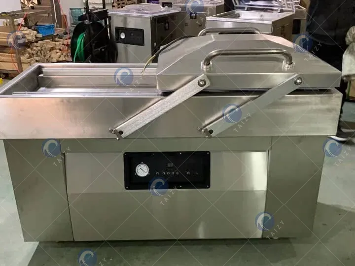 Flat-bed vacuum packaging machine