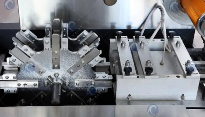 Double Layer Soap 3D Packaging Machine 5 Side sealing heating and mold device